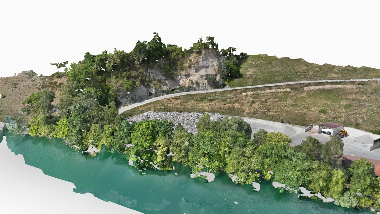 Vista obliqua del modello 3D testurizzato della discarica: scarpata di riva coperta di vegetazione con chiome riconoscibili una per una, una pista lungo il ciglio, un cumulo di calcestruzzo frantumato e dietro il fiume