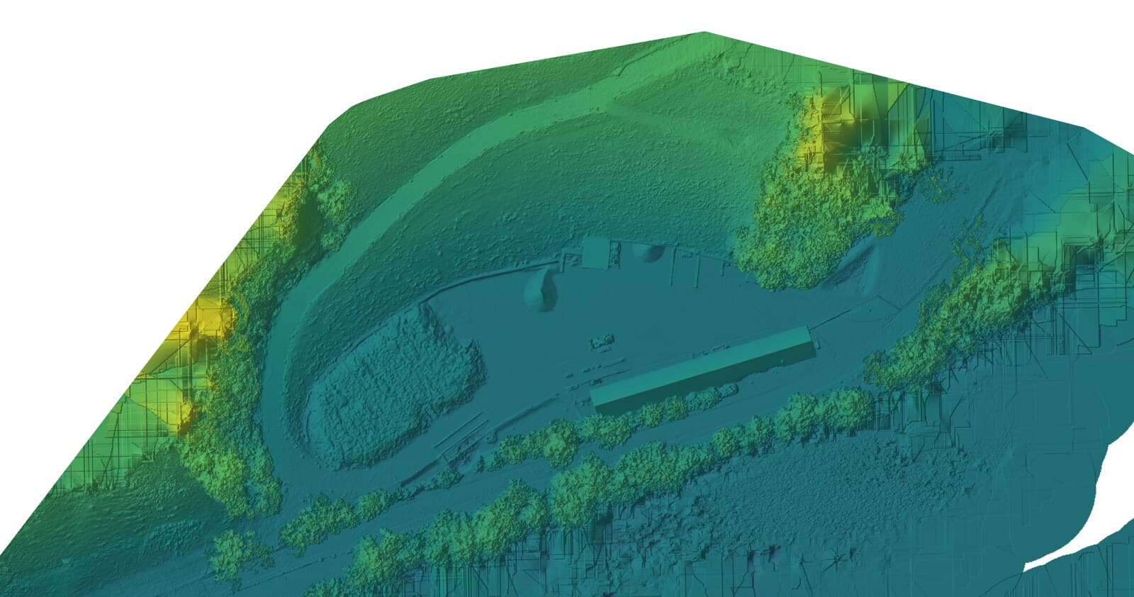 Modello digitale di superficie della stessa discarica in falsi colori: aree alte in giallo, aree basse in blu-verde, scarpate e chiome degli alberi riconoscibili come rilievo